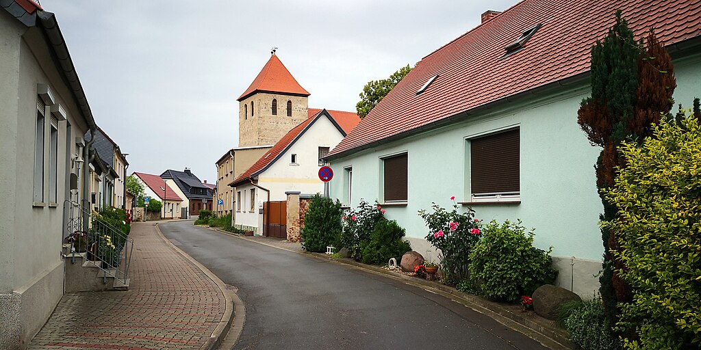 Lößnig von oben  Leipzig-Lößnig mit Stauteich und Rundling